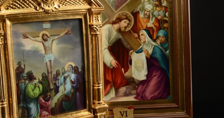 Conmemorar el doloroso camino de Cristo a través del Vía Crucis