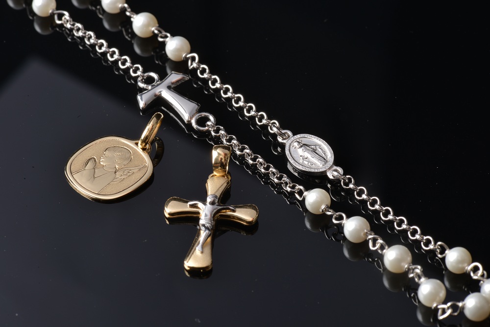 Combinar elegancia y fe descubriendo las joyas Holyart