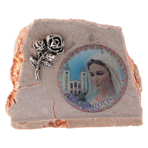 Imagen de la Virgen sobre piedra 