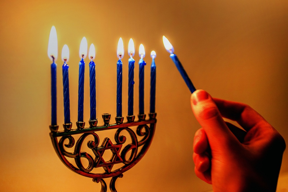 traqueteo Reunir escena La Menorá: historia y significado del candelabro judío - Holyart.es Blog