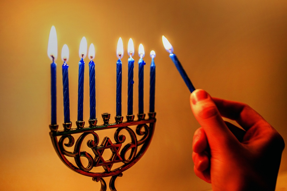 Motivo De Israel Menorah E David Protagonizam Na Janela Da