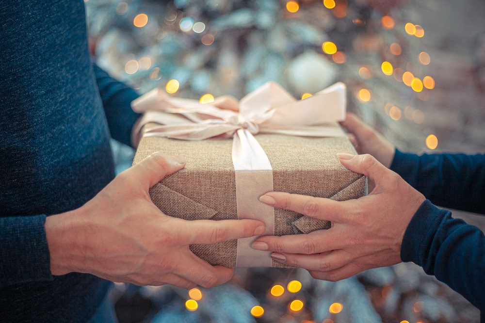 https://www.holyart.es/blog/wp-content/uploads/sites/13/2020/12/regalos-de-Navidad.jpg