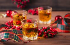 Chupito de licor y adornos navideños