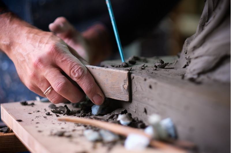 estatuas de yeso preparando moldes