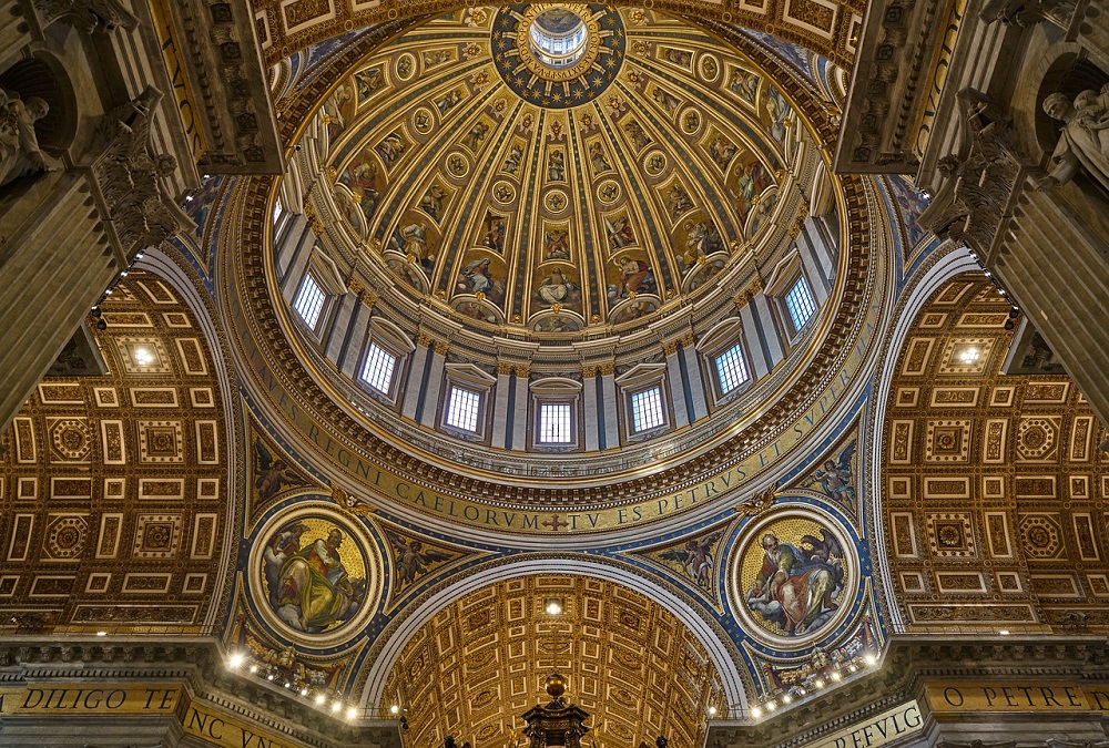 San Pedro en el Vaticano: Iglesia símbolo de todo el mundo cristiano San Pedro en el Vaticano: Iglesia símbolo de todo el mundo cristiano