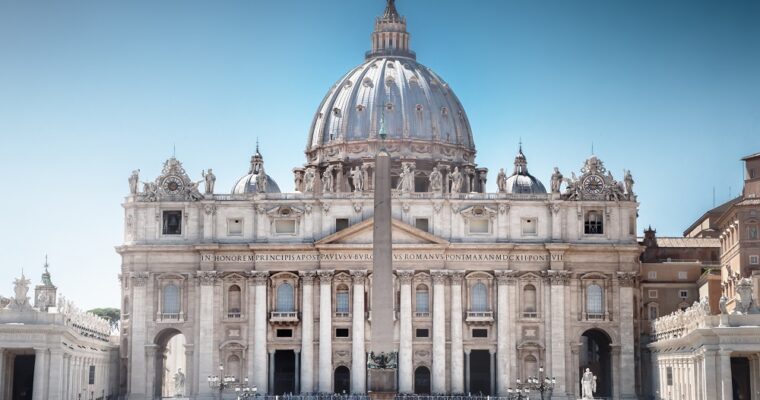 San Pedro en el Vaticano: Iglesia símbolo de todo el mundo cristiano