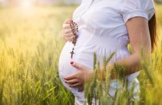 La oración más querida por las futuras madres y 5 ideas de regalos para ellas