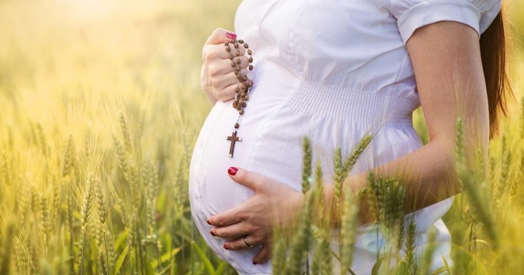 La oración más querida por las futuras madres y 5 ideas de regalos para ellas