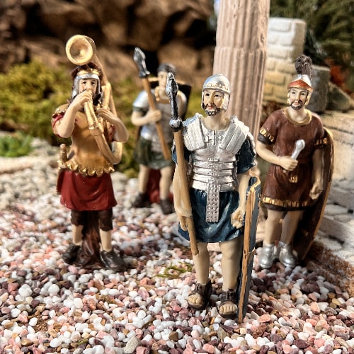 Cuatro estatuas de soldados romanos
