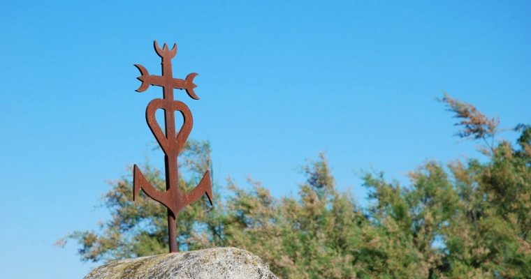 Cruz de Camarga: la cruz que reúne los símbolos de las virtudes teologales