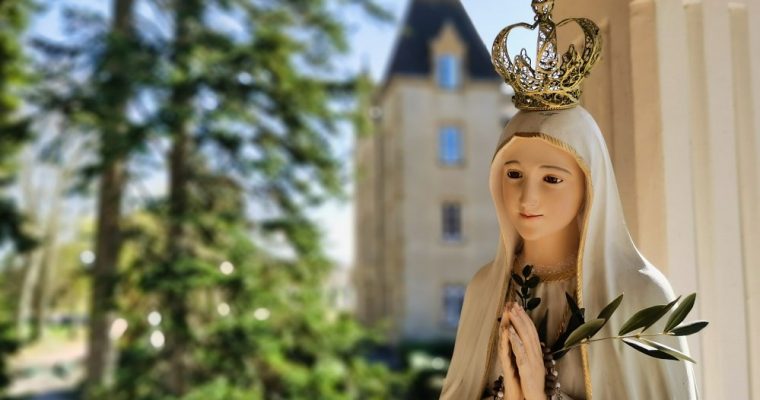 Coronación de la Virgen: Reina del Cielo y de la Tierra