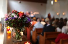 Cómo se realiza un funeral católico