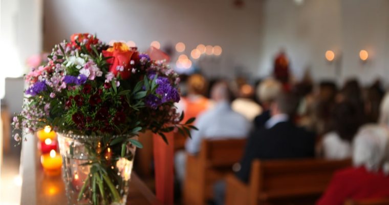 Cómo se realiza un funeral católico