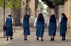 Vestimentas para monjas para cada orden un color