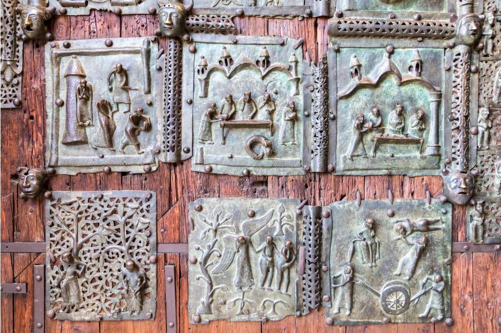 Basílica de San Zenón: los paneles de bronce de su famoso portal