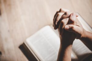 Discernimiento espiritual: qué es y cómo se practica