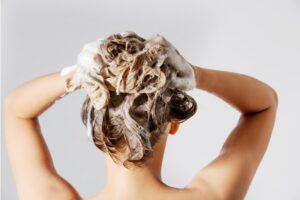 Champú de azufre: beneficios y cuándo utilizarlo