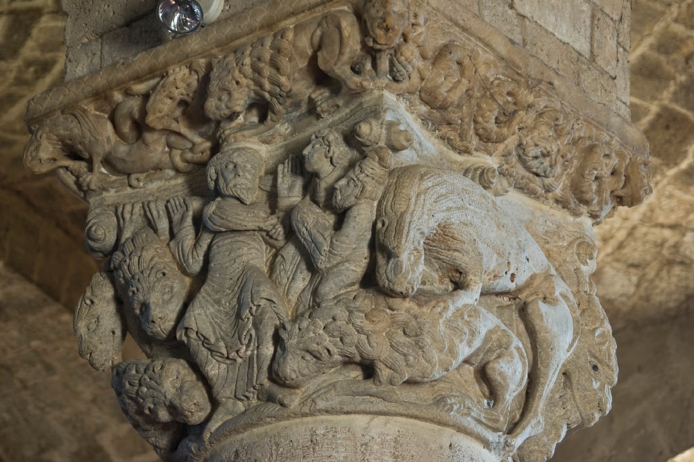 Daniele en el foso de los leones: historia de un profeta que sobrevive por fe